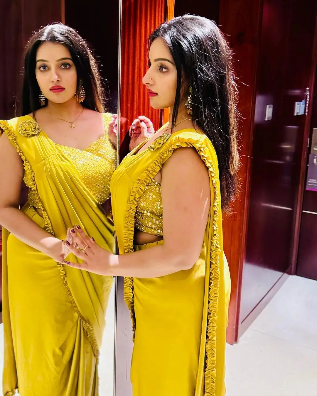 MALAYALAM ACTRESS MALAVIKA MENON IN YELLOW SAREE SLEEVELESS BLOUSE 5